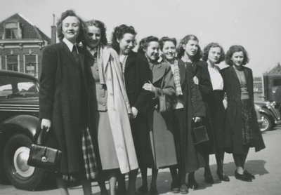 876023 Groepsportret van enkele werkneemsters van het warenhuis V&D (Lange Viestraat 5-13) te Utrecht, tijdens een ...